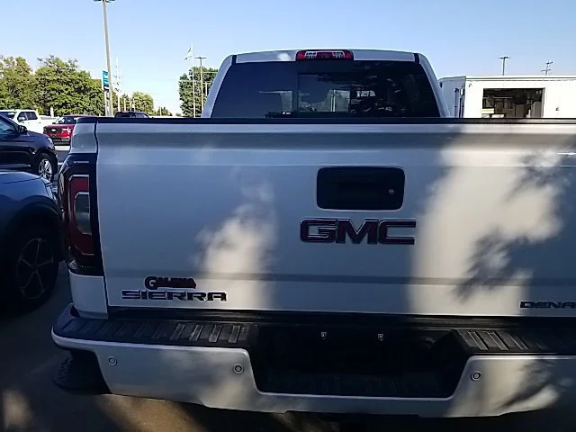 Used 2018 WHITE FROST TRICOAT GMC Denali image 22