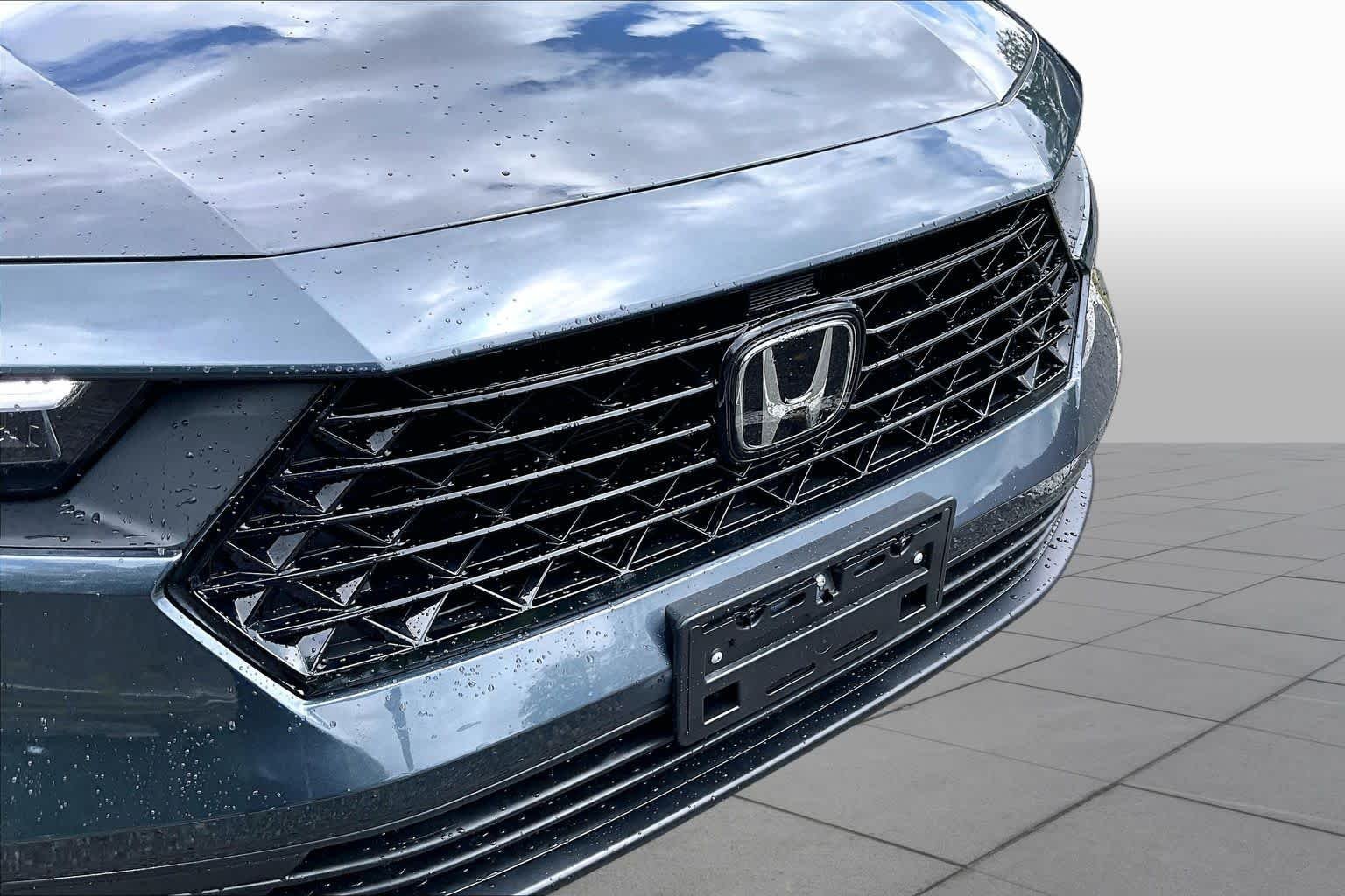 Used 2025 Meteorite Gray Metallic Honda SE image 29