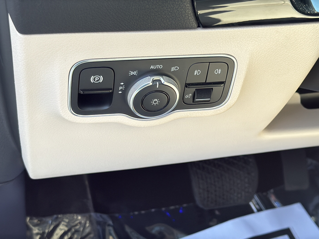 Used 2021 White Mercedes-Benz GLA 250 image 27