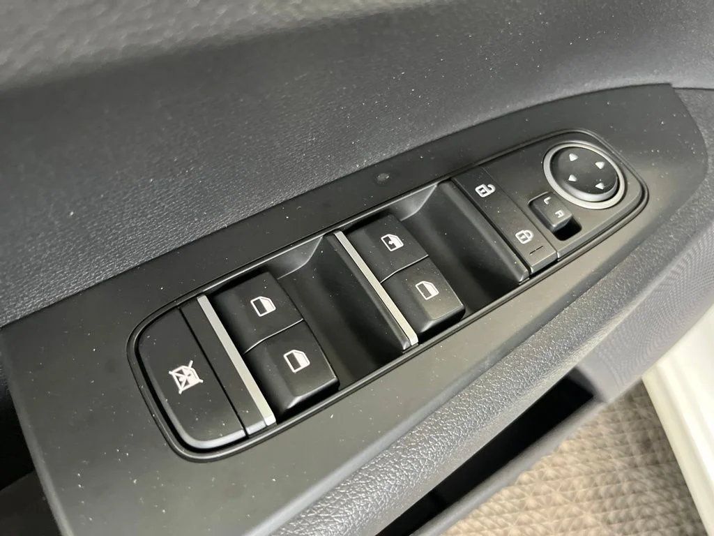 Used 2023 White Kia LXS image 4