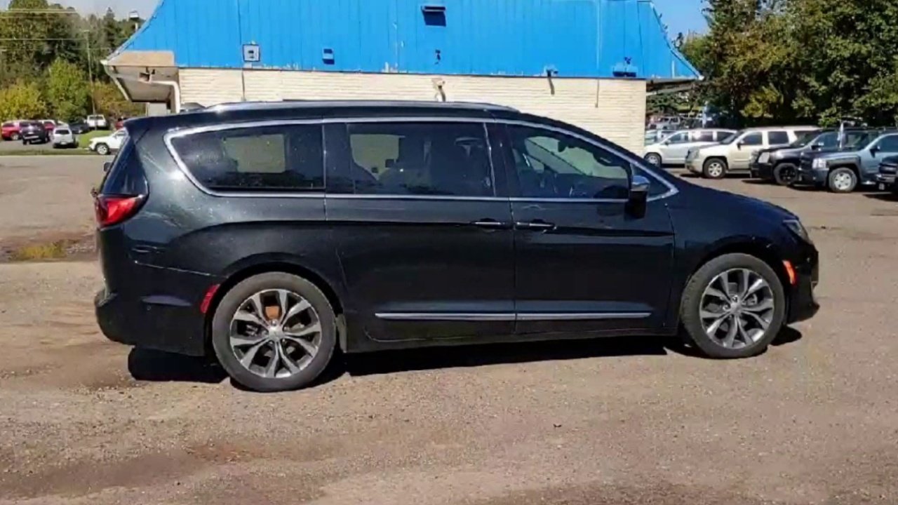 2017 Chrysler Pacifica Limited photo 3