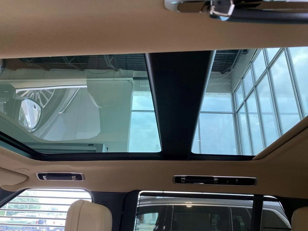 Used 2025  Land Rover SE image 10