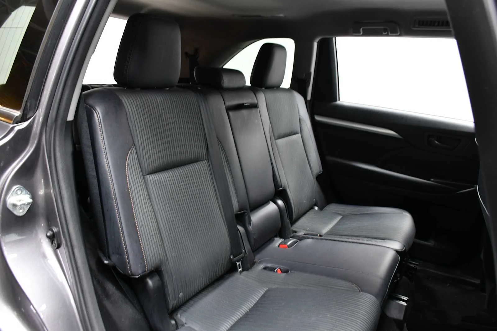 Used 2015 Predawn Gray Mica Toyota LE image 25