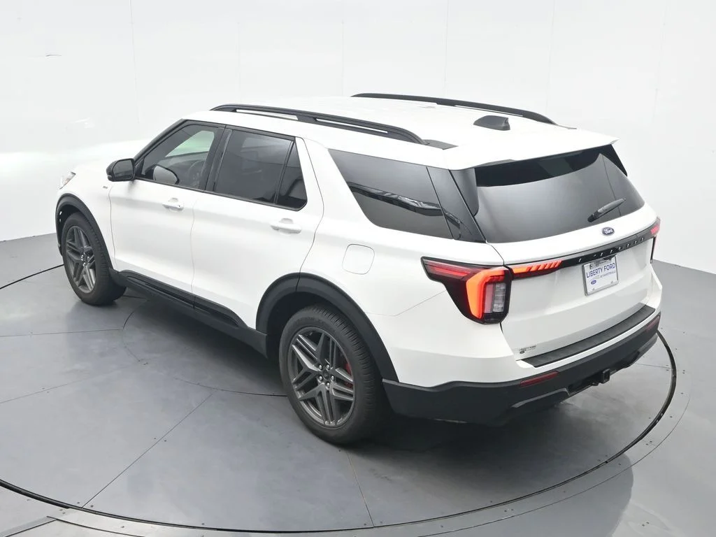 New 2026 Star White Metallic Tri-Coat Ford ST-Line image 31