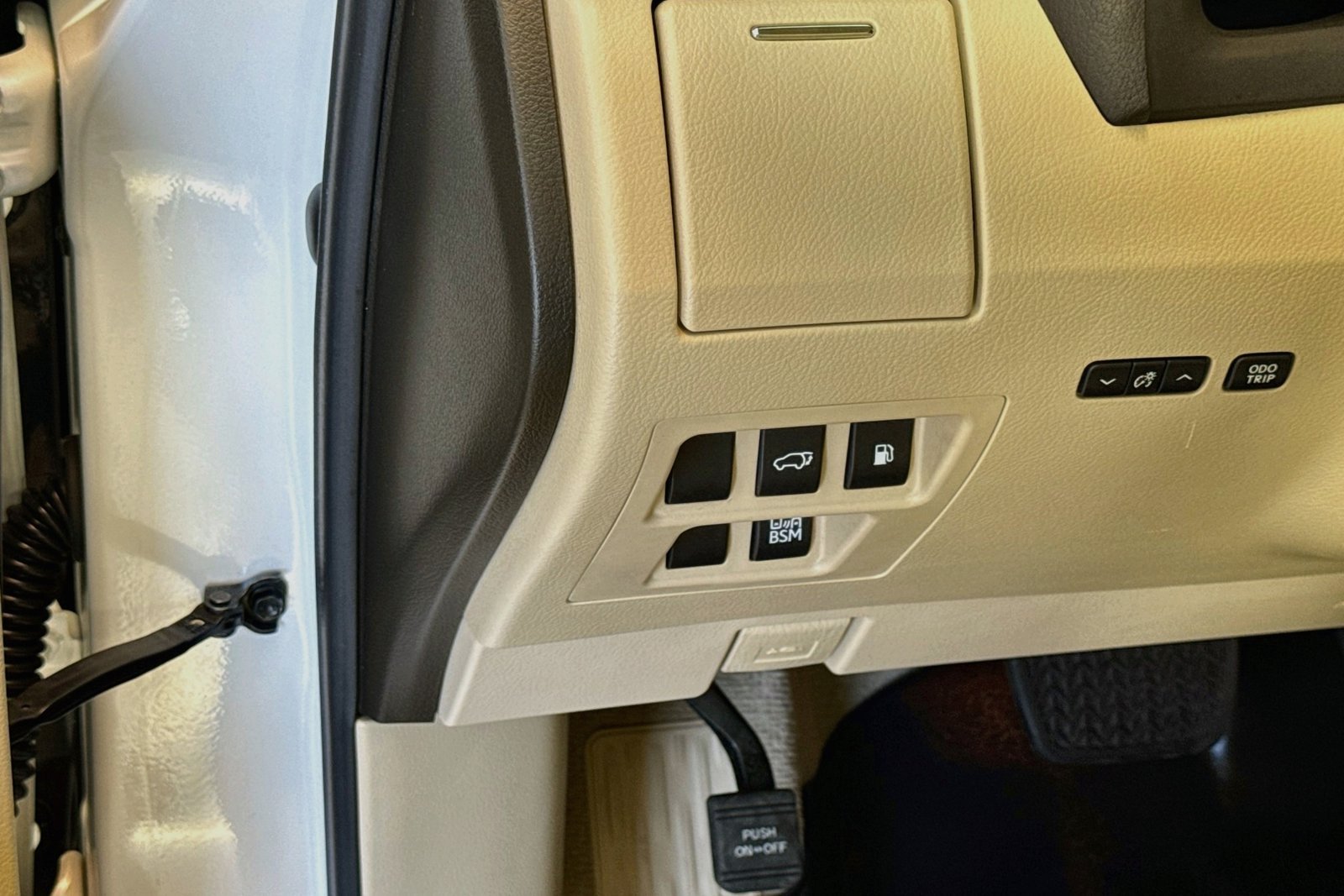 Used 2013 Starfire Pearl Lexus  image 10