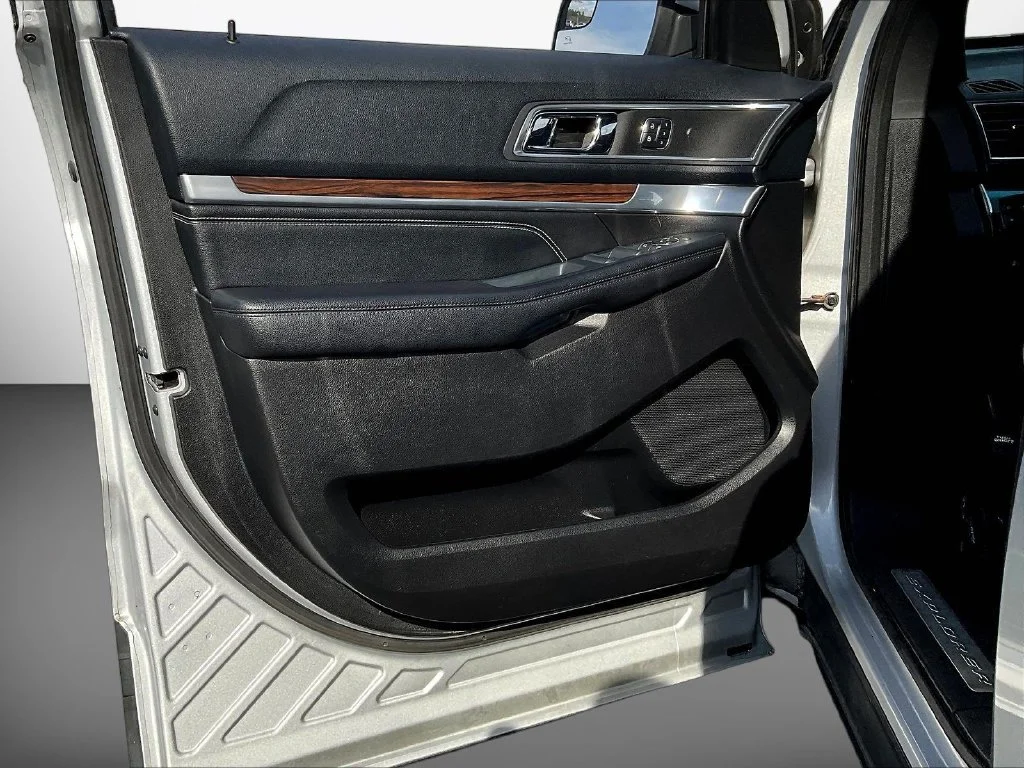 Used 2016 Silver Ford Limited image 19