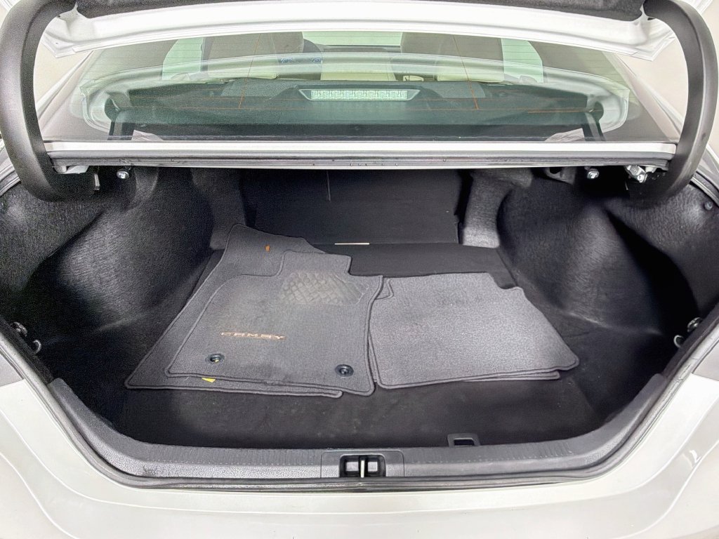 Used 2018 Beige Toyota XLE image 27