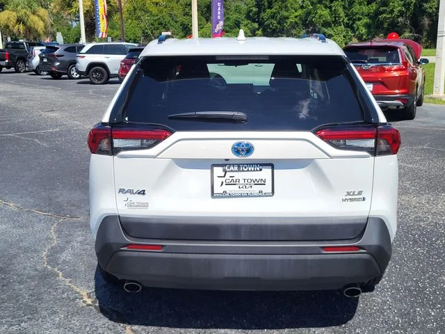 Used 2022 White Toyota XLE image 3