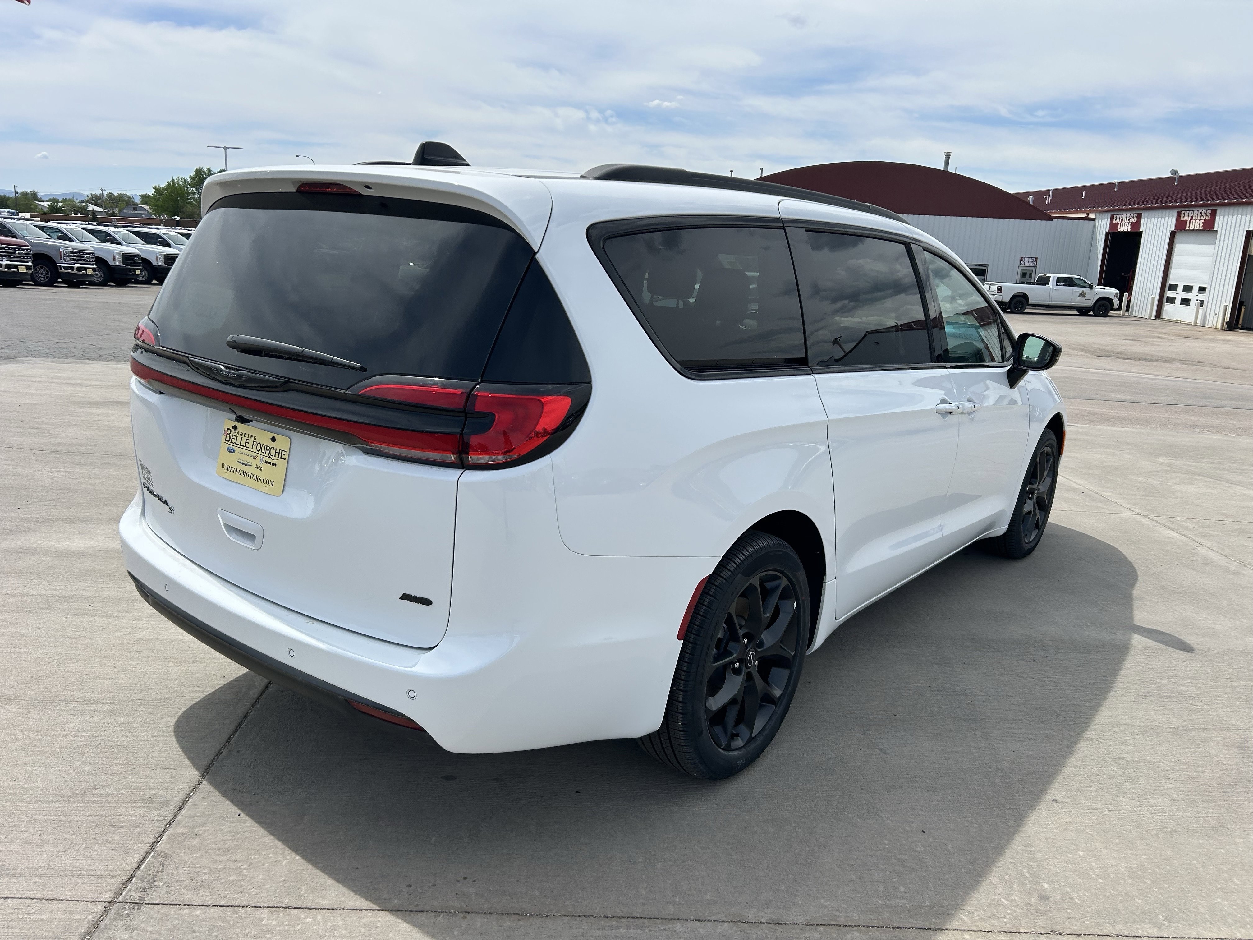New 2026 Bright White Clearcoat Chrysler Select image 4