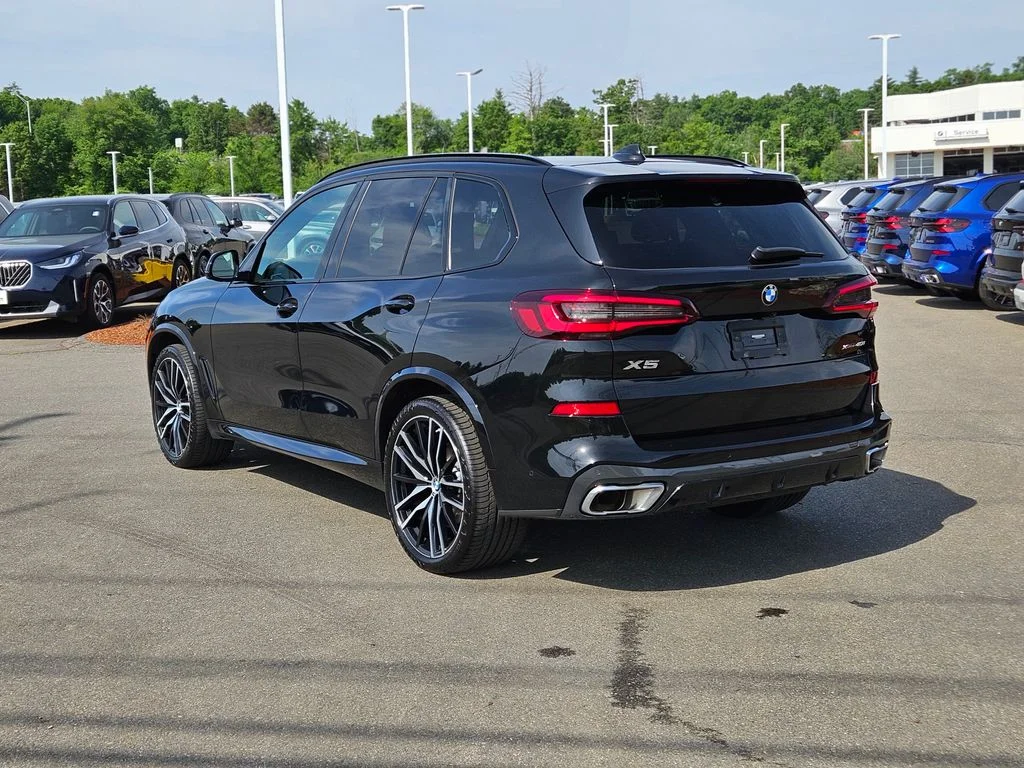 Certified Used 2022 Black Sapphire Metallic BMW xDrive40i image 5