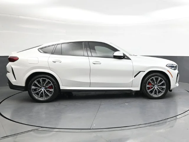 Used 2021 White BMW sDrive40i image 3