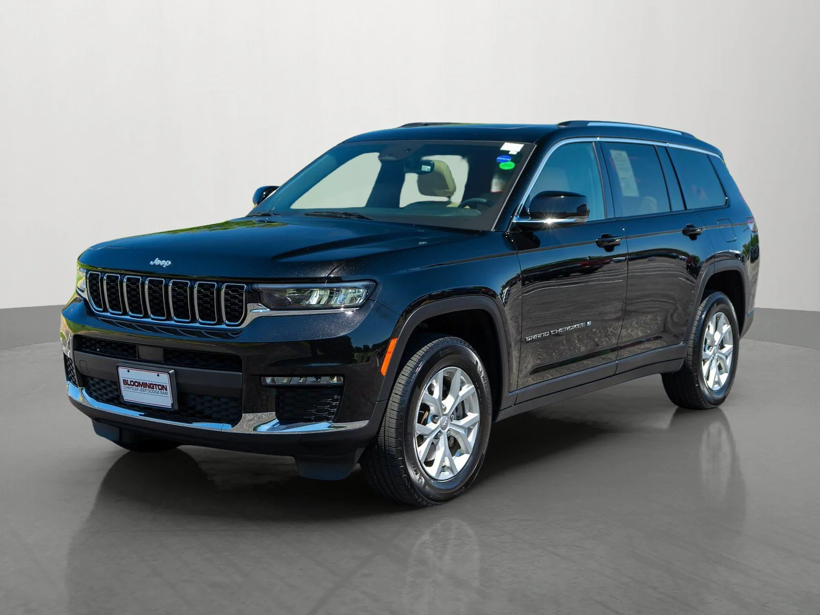 Used 2023 Diamond Black Crystal Pearlcoat Jeep Limited image 3