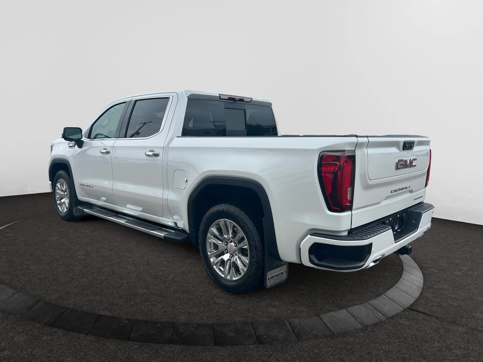 Used 2023 White GMC Denali Crew Cab image 3