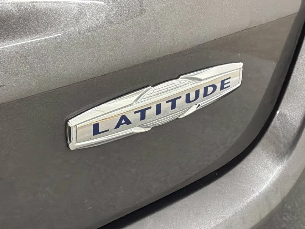 Used 2022 Crystal Metallic Jeep Latitude image 24