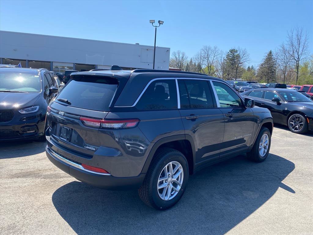 New 2026 Baltic Gray Metallic Clear-Coat Exterior Paint Jeep Laredo X image 5