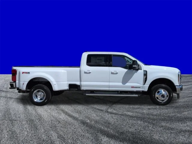 New 2027 Oxford White Ford F-350® Lariat® image 3