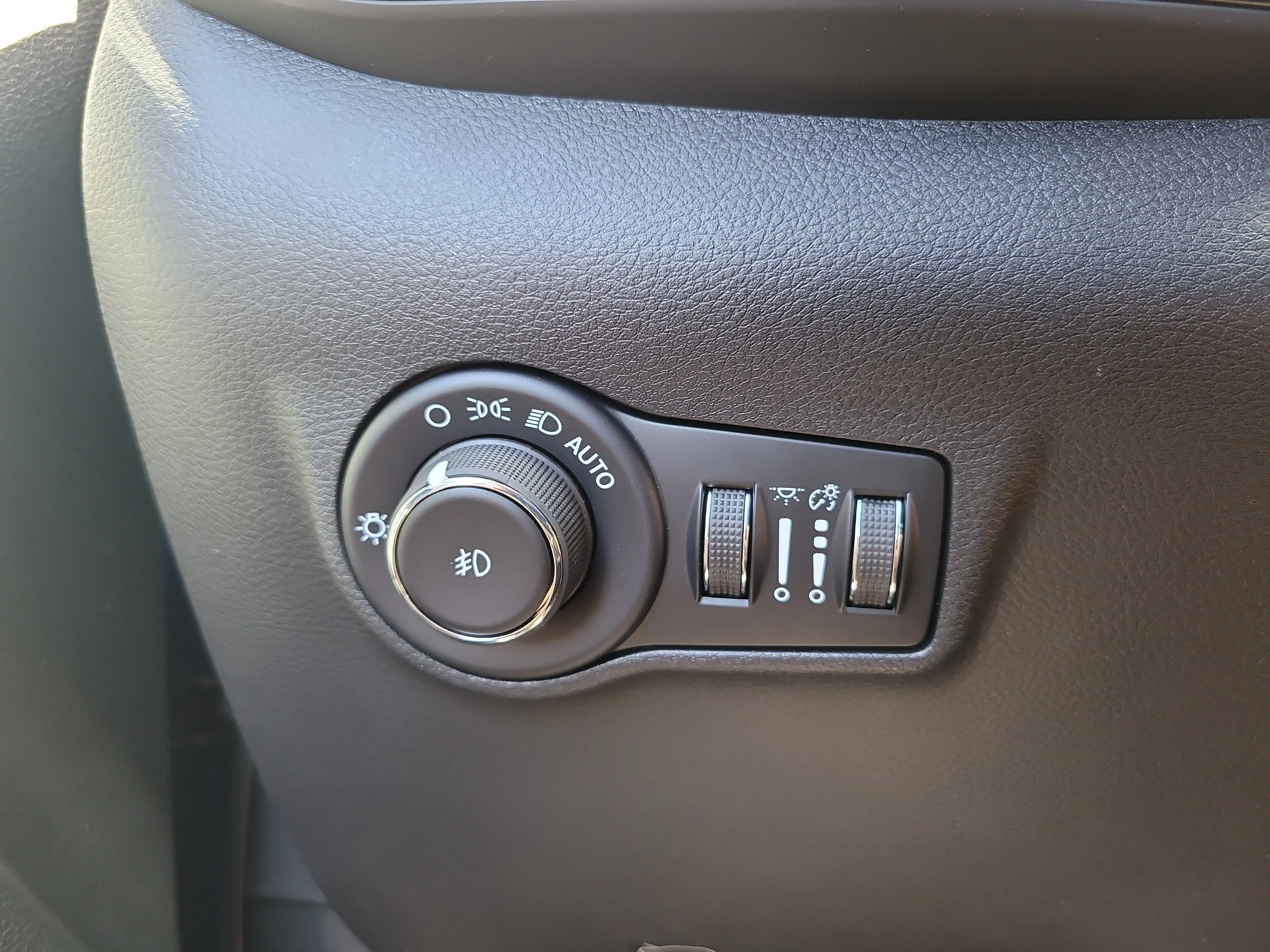 New 2026 Hydro Blue Pearlcoat Jeep Latitude Altitude image 21