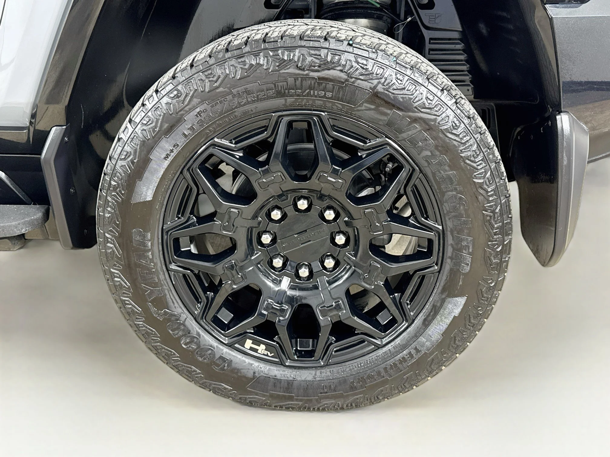 Used 2024 Meteorite Metallic (Grey) GMC 2X image 34