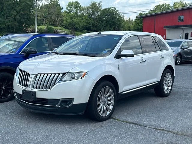 Used 2013 White Platinum Clearcoat Metallic Lincoln Base image 1