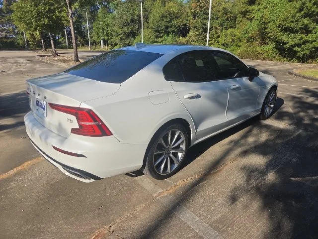 Used 2021 White Volvo T5 Momentum image 19