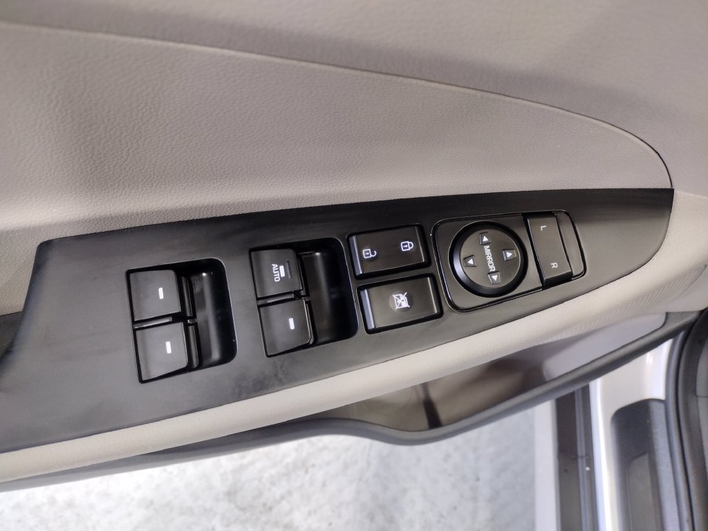 Used 2018 Silver Hyundai SEL image 18