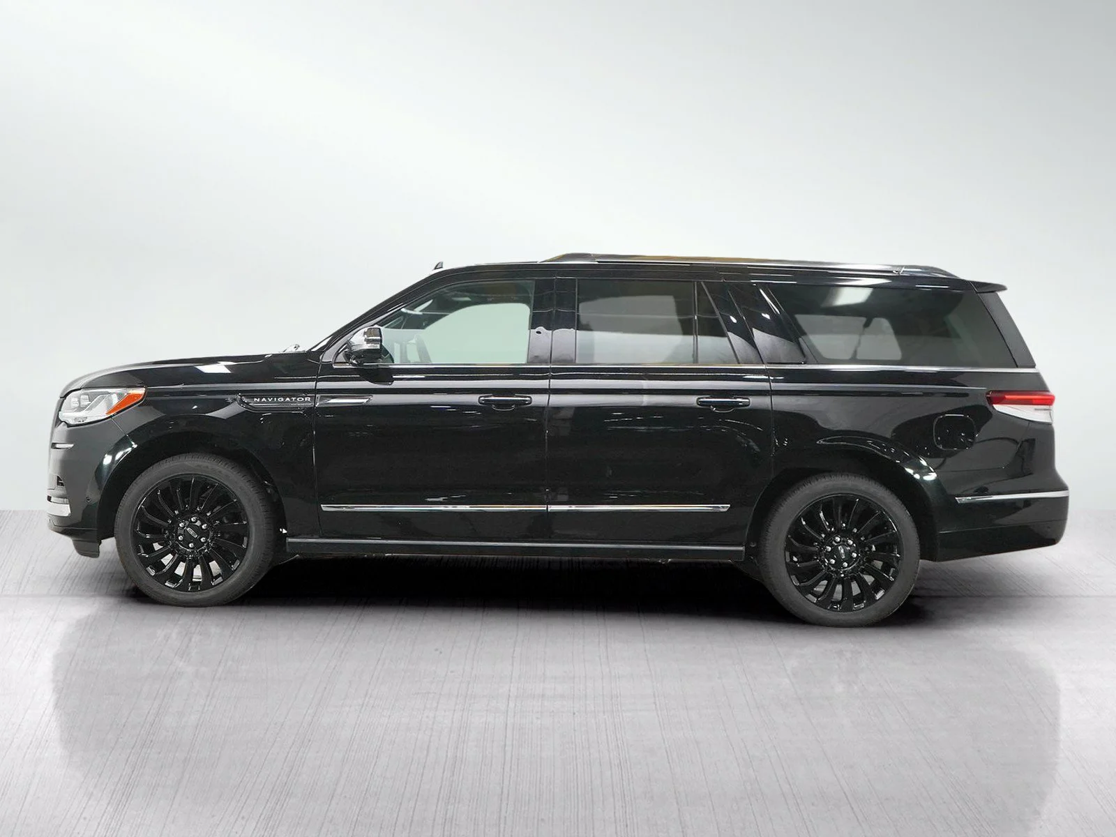 Used 2024 Lincoln Navigator Black Label L with VIN 5LMJJ3TG8REL03290 for sale in Wayzata, Minnesota