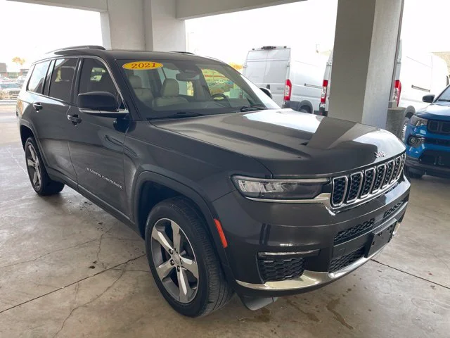 Used 2021  Jeep Limited image 3
