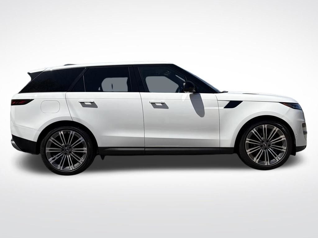Used 2023 White Land Rover SE image 5
