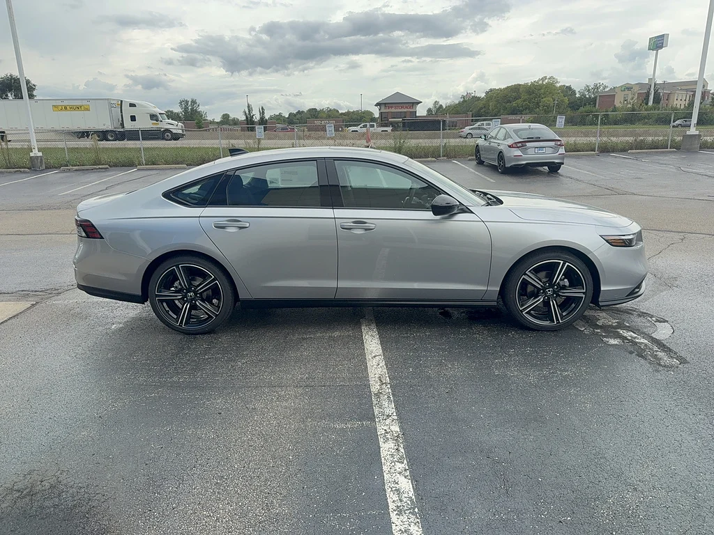 New 2026 Solar Silver Metallic Honda SE image 4