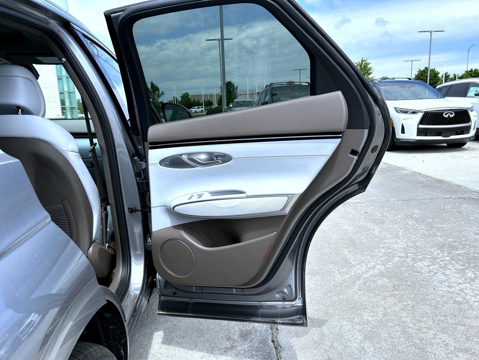 New 2026 Silver Genesis 2.5T Advanced image 17