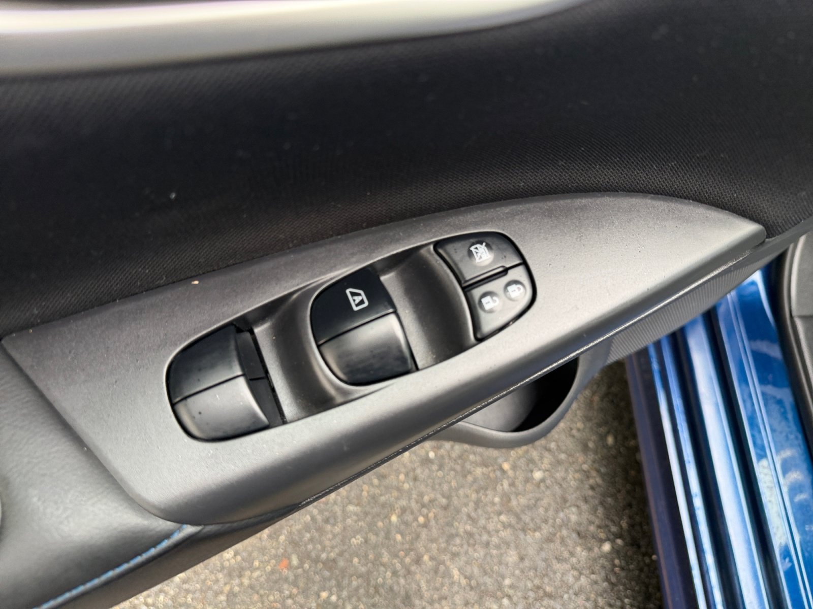 Used 2018 Deep Blue Pearl Nissan SR image 26