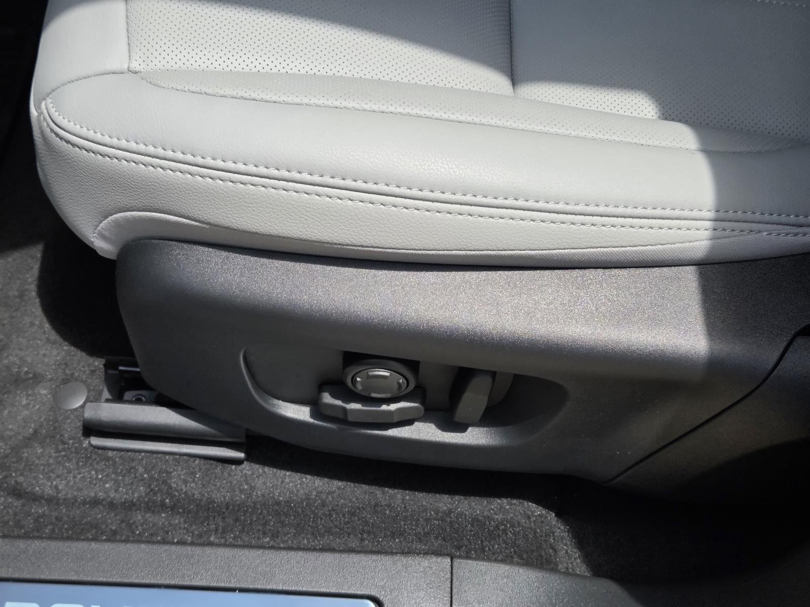 New 2026 Fuji White Land Rover Core S image 32