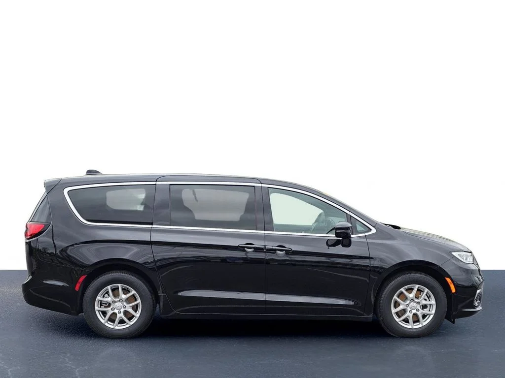 New 2026 Diamond Black Crystal Pearl-Coat Exterior Paint Chrysler Select image 7