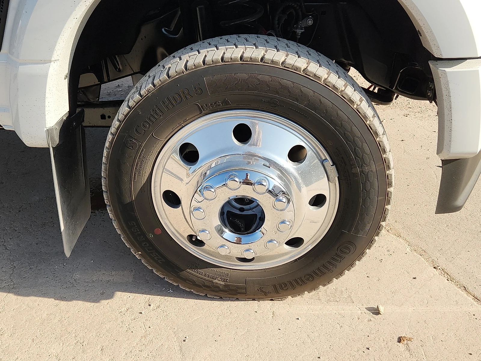 New 2027 Oxford White Ford XLT image 9
