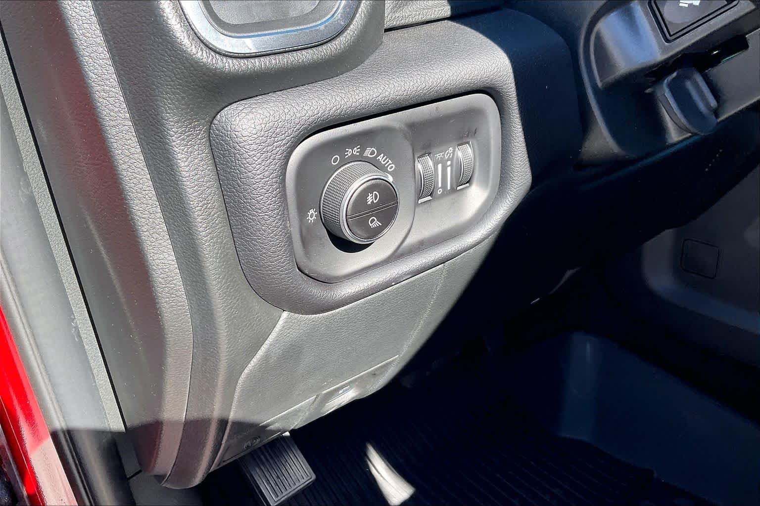 New 2026 Molten Red Pearl-Coat Exterior Paint RAM Laramie image 18