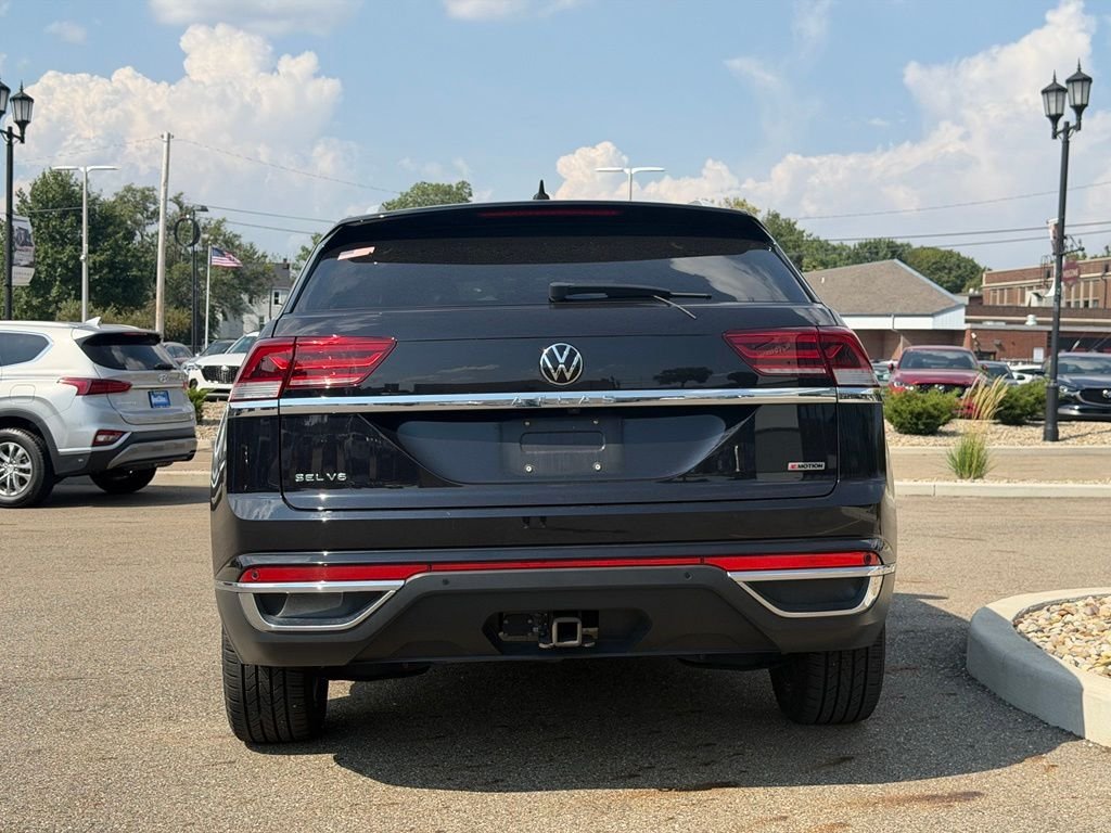 Used 2021 Black Volkswagen 3.6L V6 SEL Premium image 4