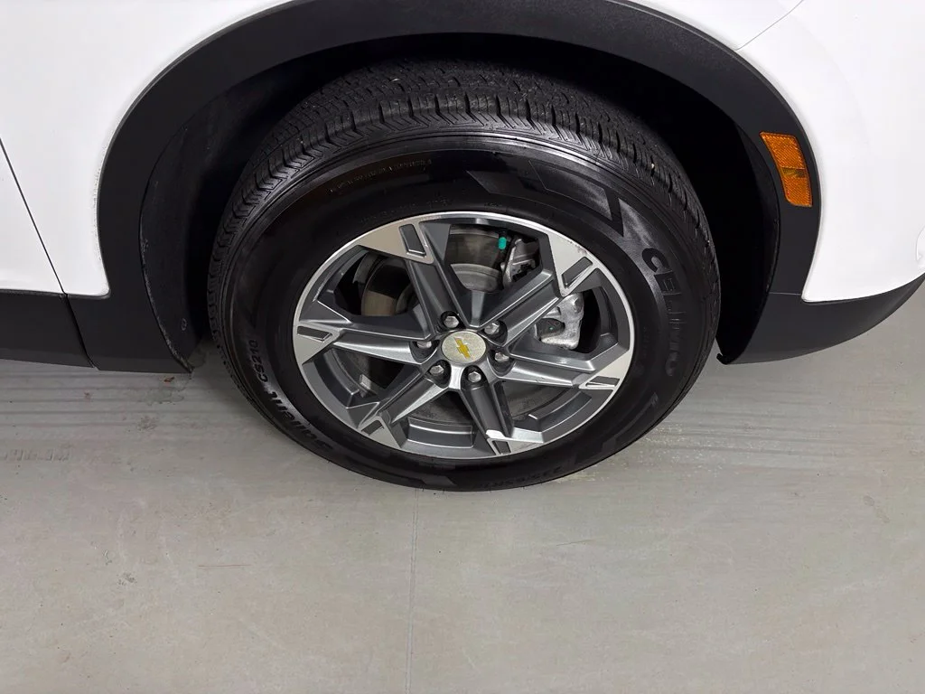 Used 2025 Summit White Chevrolet LT image 10