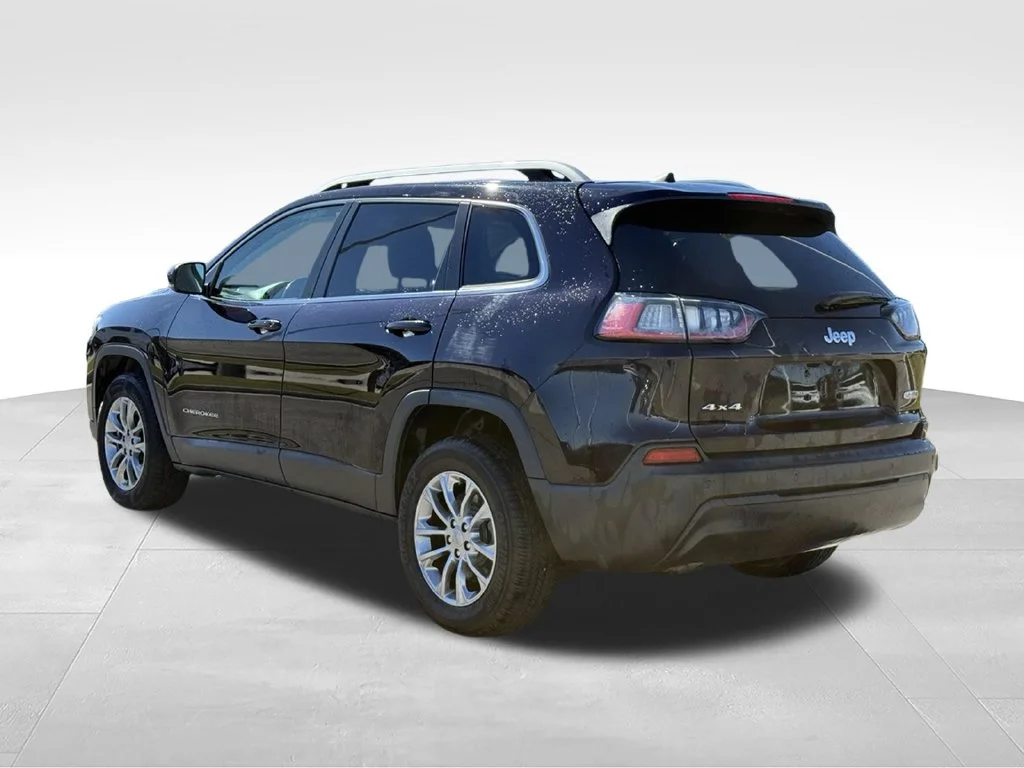 Used 2021 Red Jeep Latitude Plus image 3