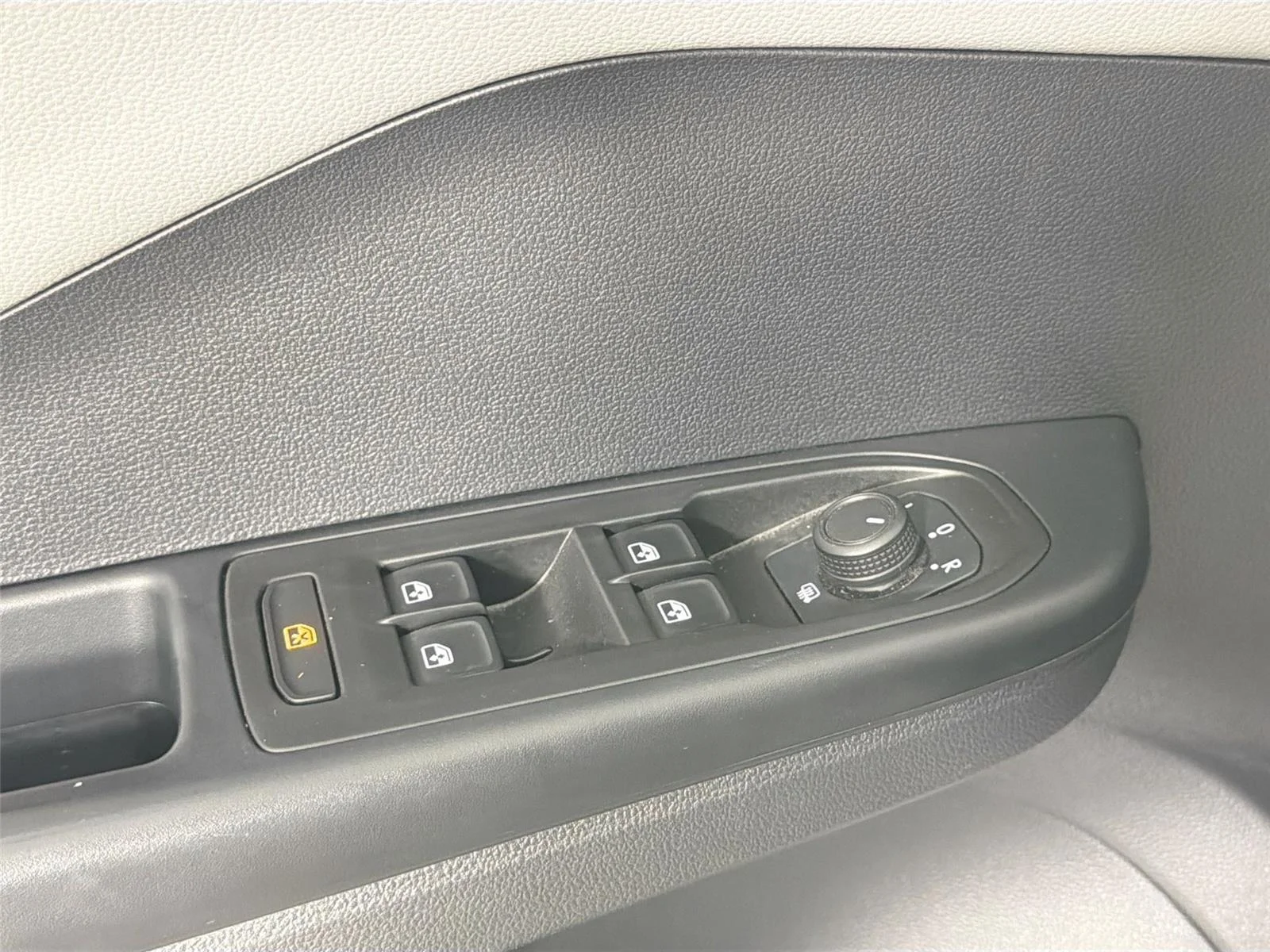 Used 2023 Pyrite Silver Metallic Volkswagen SE image 16