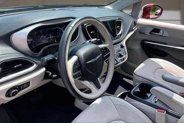 Used 2018 Red Chrysler Limited image 14