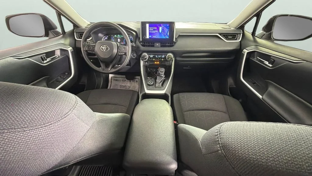 2025 Toyota RAV4 XLE - Photo 31