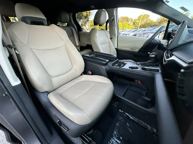 2021 Toyota Sienna XLE - Photo 27