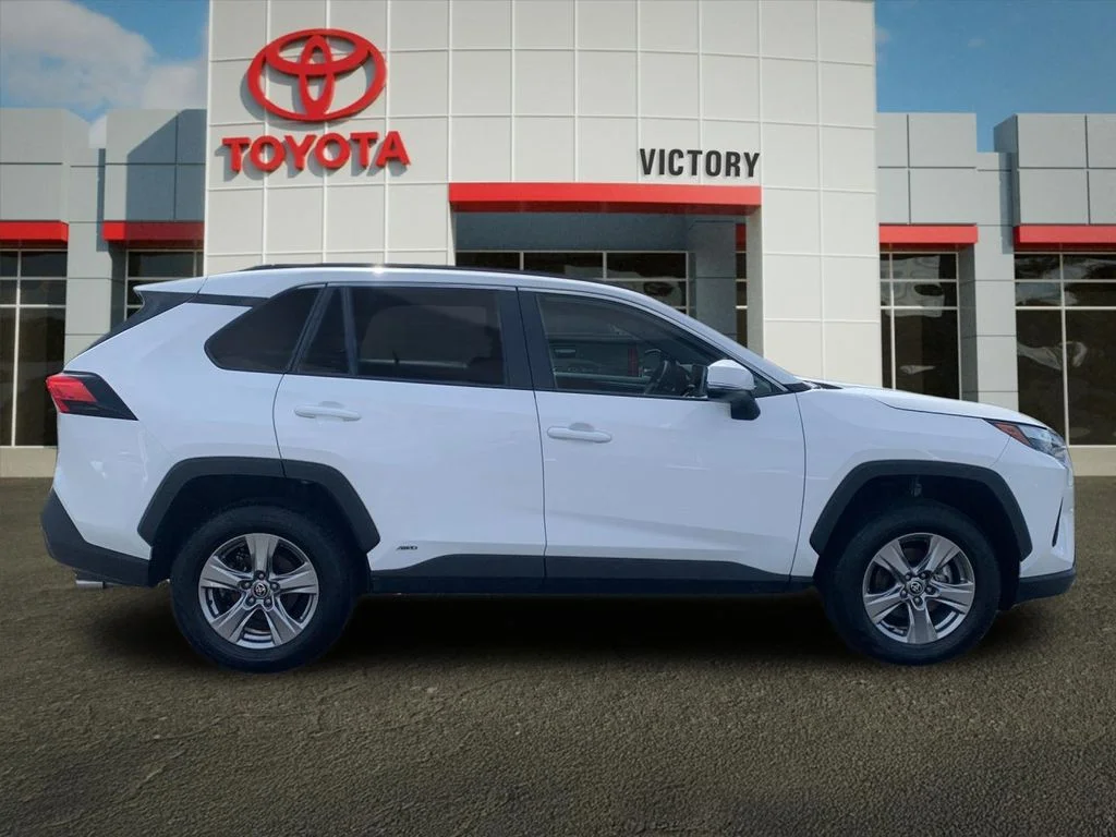 Used 2025 White Toyota XLE image 2
