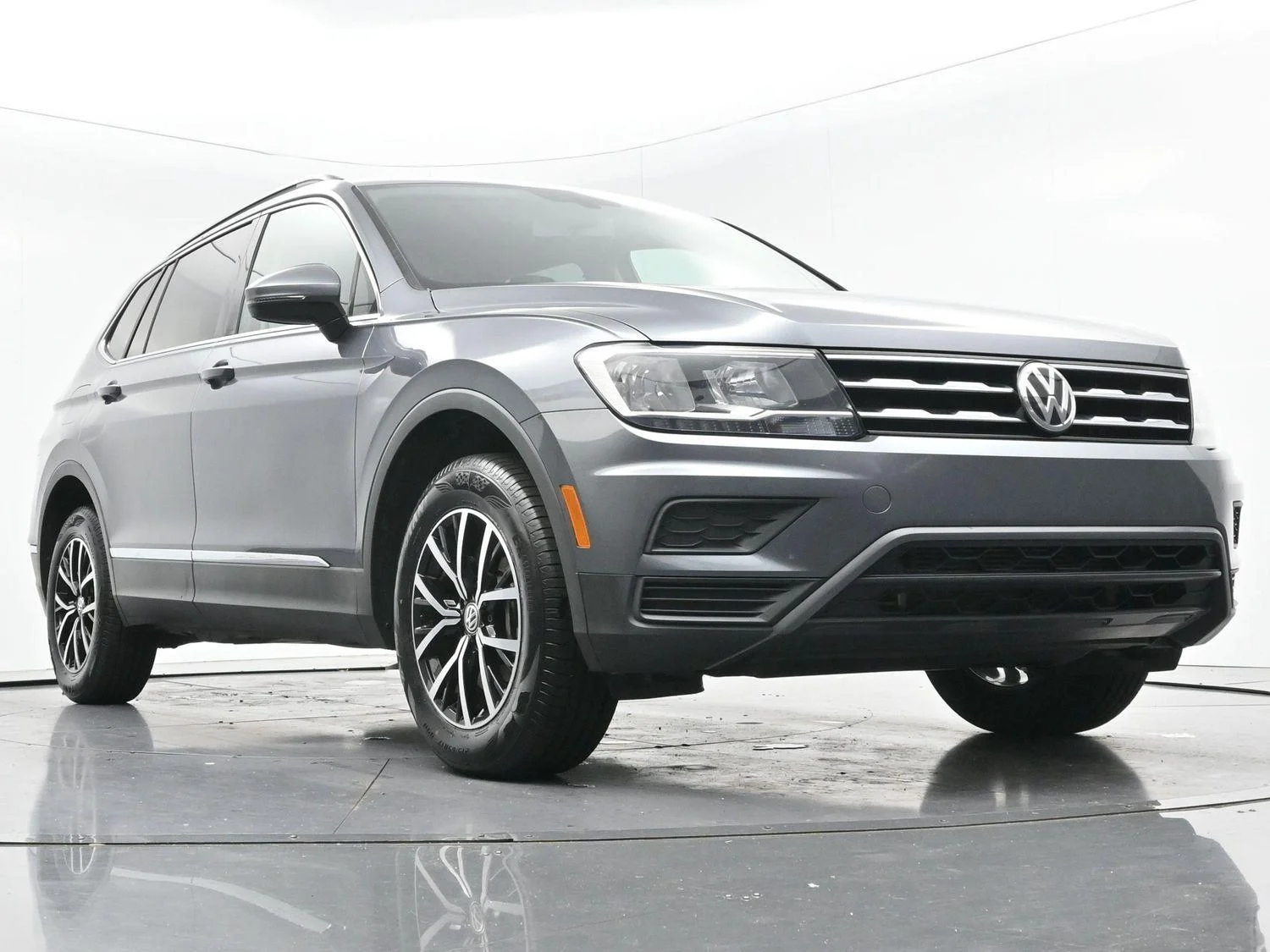 Used 2021 Platinum Gray Metallic Volkswagen SE image 39