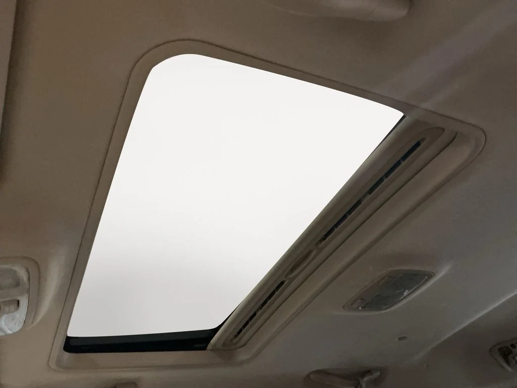 Used 2005 White Kia EX image 12