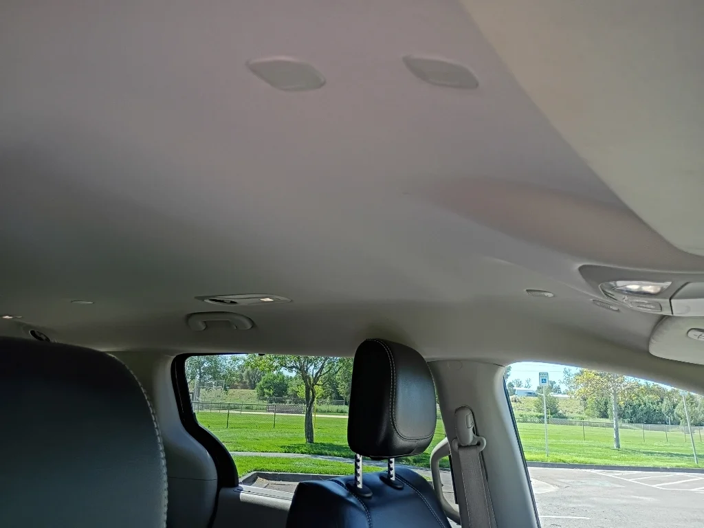 Used 2022 Granite Crystal Metallic Clearcoat Chrysler Touring L image 12