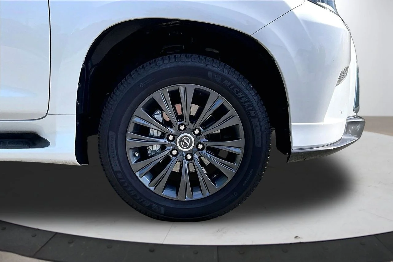 Used 2020  Lexus 460 image 35