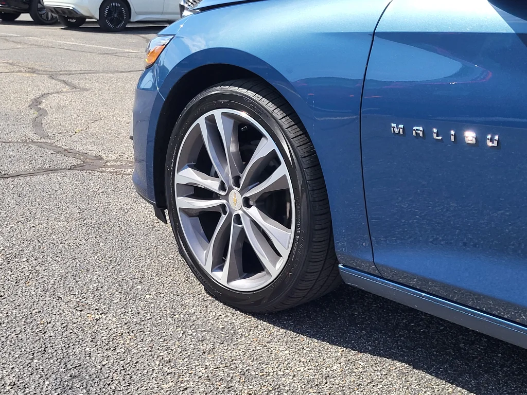 Used 2025 Lakeshore Blue Metallic Chevrolet LT image 25