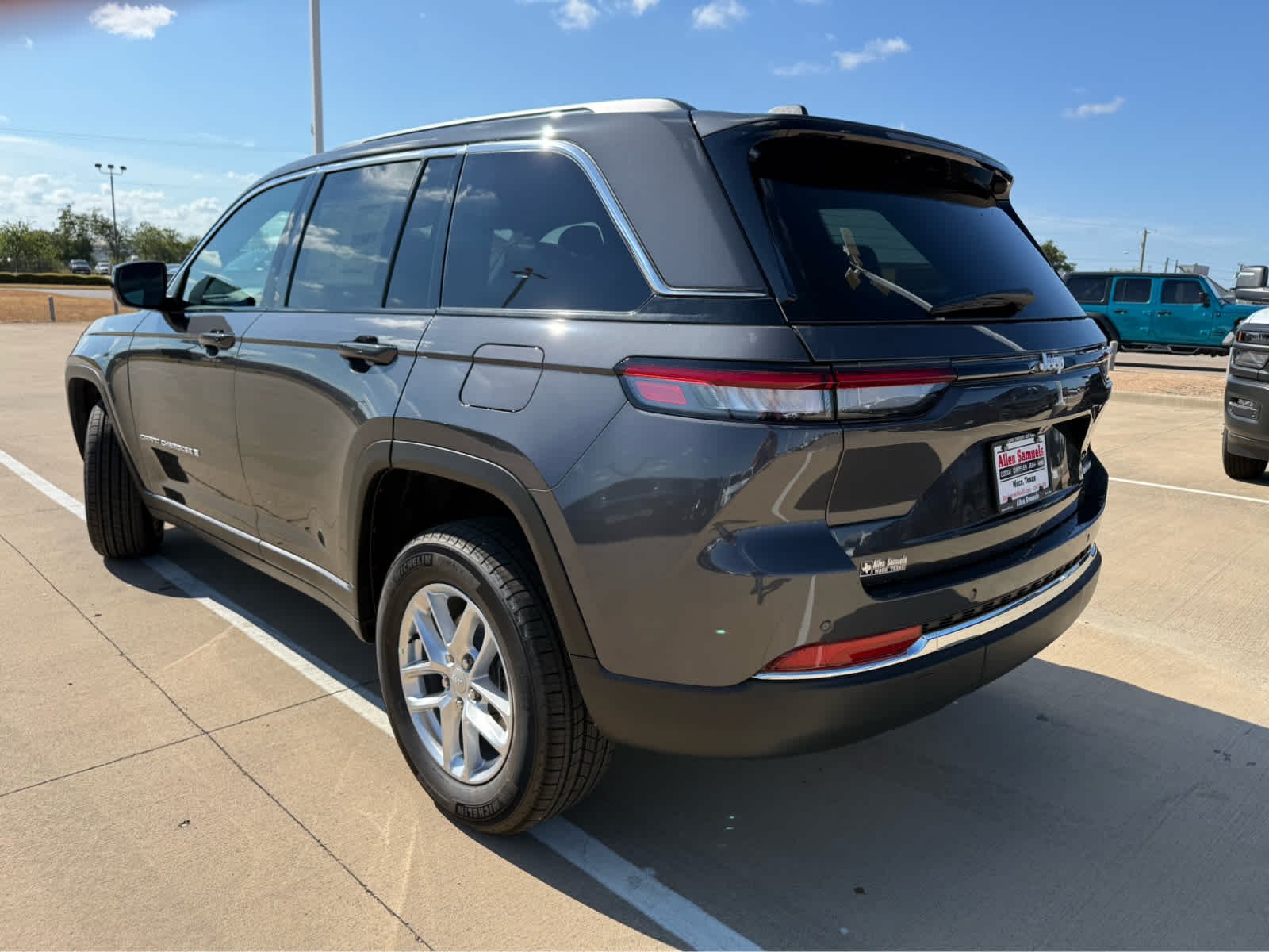 New 2026 Baltic Gray Metallic Clear-Coat Exterior Paint Jeep Laredo X image 8