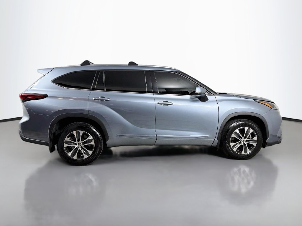 Used 2021  Toyota XLE image 4